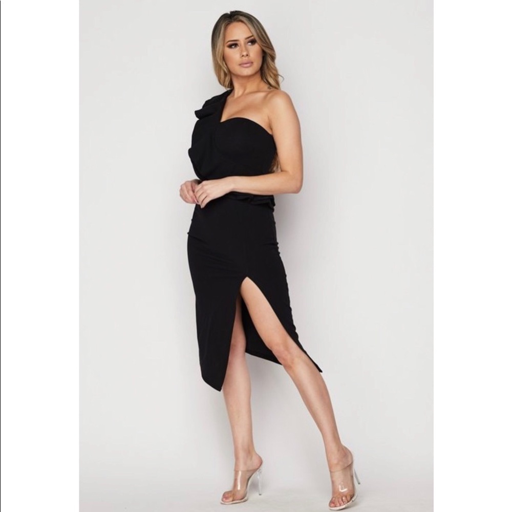 One shoulder solid color dress with open side slit - Picture 2 of 3